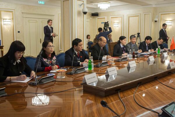 Ông Andrei Kutepov lãnh đạo Ủy ban HĐLB Nga về Quy chế và tổ chức hoạt động nghị viện đón tiếp bà Nguyễn Thanh Hải, Ủy viên BCH TƯ Đảng Cộng sản Việt Nam. - Sputnik Việt Nam