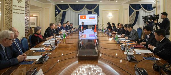 Ông Andrei Kutepov lãnh đạo Ủy ban HĐLB Nga về Quy chế và tổ chức hoạt động nghị viện đón tiếp bà Nguyễn Thanh Hải, Ủy viên BCT ĐCS Việt Nam - Sputnik Việt Nam