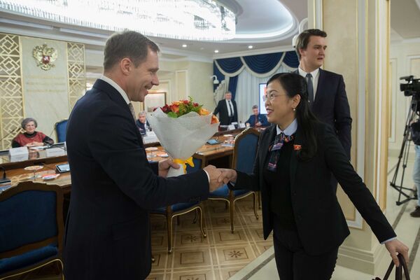 Ông Andrei Kutepov lãnh đạo Ủy ban HĐLB Nga về Quy chế và tổ chức hoạt động nghị viện đón tiếp bà Nguyễn Thanh Hải, Ủy viên BCH TƯ Đảng Cộng sản Việt Nam. - Sputnik Việt Nam