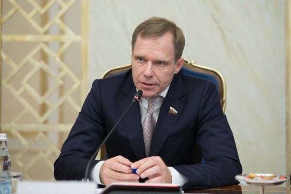 Ông Andrei Kutepov lãnh đạo Ủy ban HĐLB Nga về Quy chế và tổ chức hoạt động nghị viện đón tiếp bà Nguyễn Thanh Hải, Ủy viên BCH TƯ Đảng Cộng sản Việt Nam. - Sputnik Việt Nam