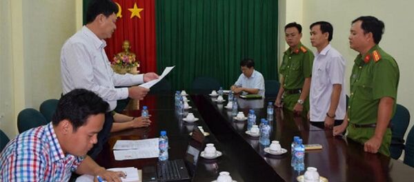 Cơ quan CSĐT Bộ Công an đọc lệnh bắt ông Tâm (áo trắng, đứng giữa bên phải). - Sputnik Việt Nam