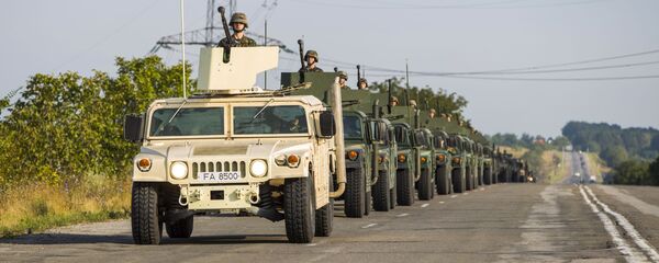 Военнослужащие армии Молдавии на внедорожниках HMMWV во время репетиции парада военной техники ко Дню независимости - Sputnik Việt Nam