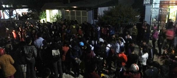 Rất đông người dân tập trung trước khu vực nhà anh Thuận tối 28/11 - Sputnik Việt Nam