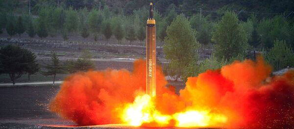 Запуск баллистической ракеты средней дальности Hwasong-12 в КНДР - Sputnik Việt Nam