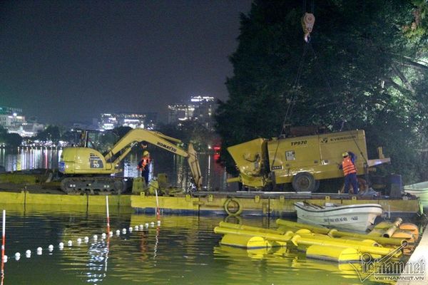 Đơn vị thi công huy động gần 100 phương tiện như máy gầu xúc, phà nhỏ, xe bơm, xe téc, thùng phuy, xe chở rác, thuyền thu gom... - Sputnik Việt Nam