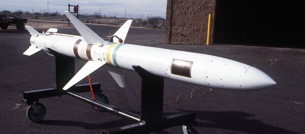 Máy bay F-105 mang tên lửa chống radar Sơrai (AGM-45 Shrike). - Sputnik Việt Nam