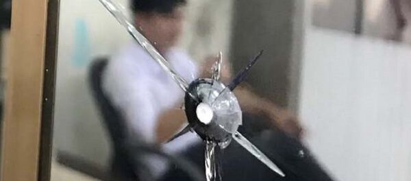 Viên đạn còn cắm trên cột bên tông bọc gương của ngân hàng. - Sputnik Việt Nam