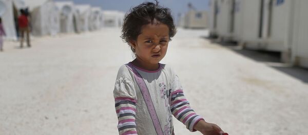 Em bé trong trại tạm trú dành cho dân tị nạn Syria ở biên giới Thổ Nhĩ Kỳ-Syria Em bé trong trại tạm trú dành cho dân tị nạn Syria ở biên giới Thổ Nhĩ Kỳ-Syria - Sputnik Việt Nam