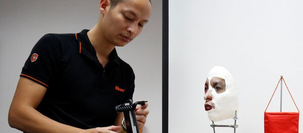 Ông Ngô Tuấn Anh - Phó chủ tịch phụ trách bộ phận An ninh mạng của Bkav trình bày thao tác bẻ khóa Face ID của Apple iPhone X với chiếc mặt nạ 3D trong văn phòng tại Hà Nội, Việt Nam Ông Ngô Tuấn Anh - Phó chủ tịch phụ trách bộ phận An ninh mạng của Bkav trình bày thao tác bẻ khóa Face ID của Apple iPhone X với chiếc mặt nạ 3D trong văn phòng tại Hà Nội, Việt Nam - Sputnik Việt Nam