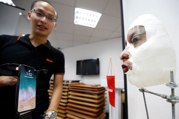 Ông Ngô Tuấn Anh - Phó chủ tịch phụ trách bộ phận An ninh mạng của Bkav trình bày thao tác bẻ khóa Face ID của Apple iPhone X với chiếc mặt nạ 3D trong văn phòng tại Hà Nội, Việt Nam - Sputnik Việt Nam