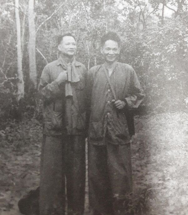 Trung tướng Trần Văn Trà - Tư lệnh Bộ Chỉ huy miền và Tham mưu trưởng Lê Đức Anh trên đường đi công tác tại chiến khu D năm 1971. - Sputnik Việt Nam