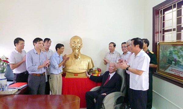 Đại tướng Lê Đức Anh thăm làng cổ Đường Lâm, TX Sơn Tây, Hà Nội, ngày 30/9/2017 - Sputnik Việt Nam