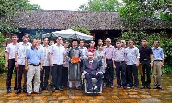 Đại tướng Lê Đức Anh thăm làng cổ Đường Lâm, TX Sơn Tây, Hà Nội, ngày 30/9/2017 - Sputnik Việt Nam