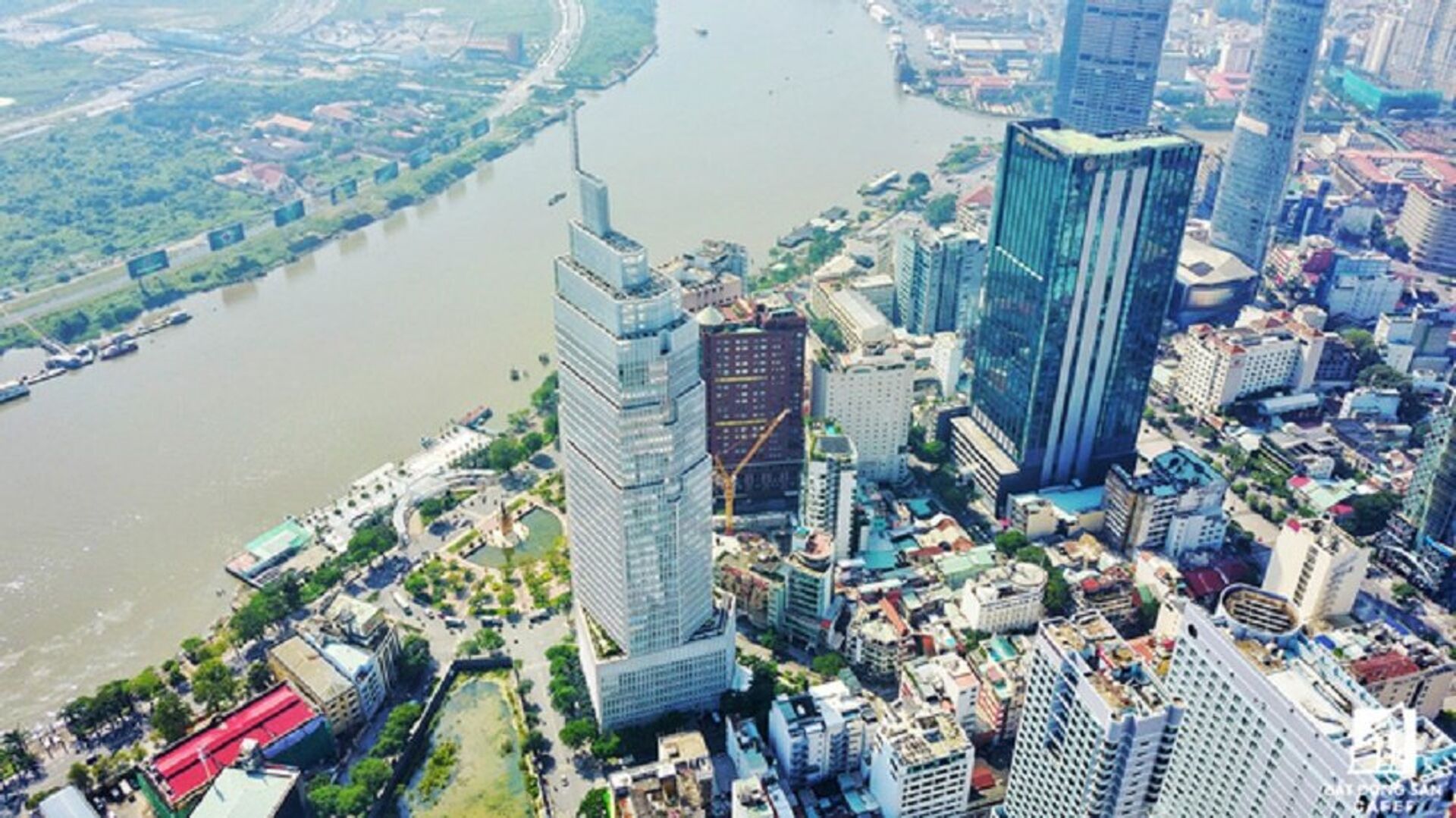 Tòa tháp Vietcombank Tower với quy mô 35 tầng được thiết kế bởi nhà tư vấn thiết kế nổi tiếng từ Mỹ Pelli Clarke Pelli Architect - đơn vị đã thiết kế nhiều cao ốc văn phòng, trung tâm tài chính nổi tiếng thế giới như Trung tâm tài chính thế giới tại Hong Kong, tháp đôi Petronas tại Malaysia, trụ sở Ngân hàng Bank of America tại North Carolina. - Sputnik Việt Nam, 1920, 04.07.2024