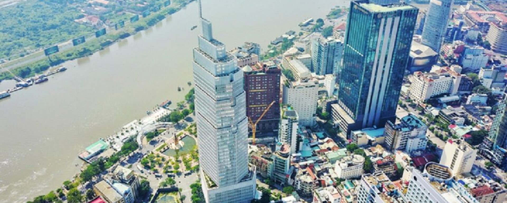 Tòa tháp Vietcombank Tower với quy mô 35 tầng được thiết kế bởi nhà tư vấn thiết kế nổi tiếng từ Mỹ Pelli Clarke Pelli Architect - đơn vị đã thiết kế nhiều cao ốc văn phòng, trung tâm tài chính nổi tiếng thế giới như Trung tâm tài chính thế giới tại Hong Kong, tháp đôi Petronas tại Malaysia, trụ sở Ngân hàng Bank of America tại North Carolina. - Sputnik Việt Nam, 1920, 02.04.2025
