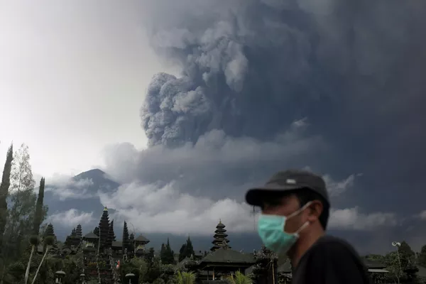 Núi lửa Agung phun trào trên đảo Bali ở Inđônêxia Núi lửa Agung phun trào trên đảo Bali ở Inđônêxia - Sputnik Việt Nam