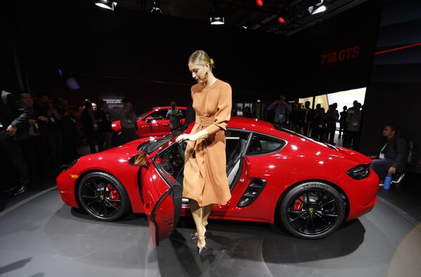 Danh thủ quần vợt Maria Sharapova đứng cạnh chiếc xe Porsche 718 Cayman GTS tại  Los Angeles, Mỹ - Sputnik Việt Nam