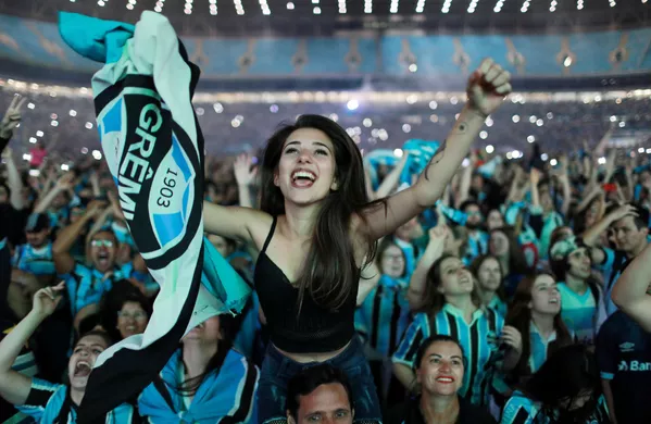 Những người hâm mộ Brazil vui mừng trước chiến thắng của đội bóng đá Gremio trước Lanus Argentina trong trận chung kết Copa Libertadores Những người hâm mộ Brazil vui mừng trước chiến thắng của đội bóng đá Gremio trước Lanus Argentina trong trận chung kết Copa Libertadores - Sputnik Việt Nam