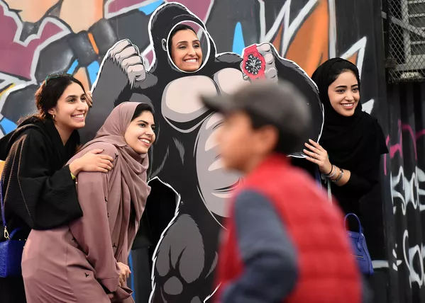 Cô gái chụp ảnh selfi trước khung hình King Kong ở Comic-Con Arabia, Riyadh Cô gái chụp ảnh selfi trước khung hình King Kong ở Comic-Con Arabia, Riyadh - Sputnik Việt Nam