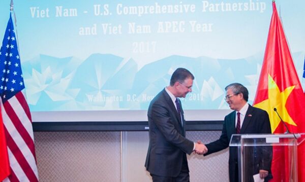 Đại sứ Phạm Quang Vinh và Đại sứ Mỹ tại Việt Nam Daniel Kritenbrink trong buổi lễ.  - Sputnik Việt Nam