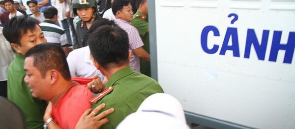 Công an đưa một tài xế bị cho là quá khích về trụ sở làm việc. - Sputnik Việt Nam