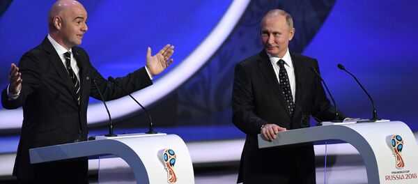 Tổng thống Vladimir Putin và Chủ tịch FIFA Gianni Infantino tại Bốc thăm World Cup 2018 - Sputnik Việt Nam