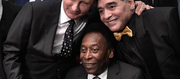 Tổng thống Nga Vladimir Putin, cựu cầu thủ bóng đá Brazil Pele và cựu cầu thủ người Argentina Diego Maradona - Sputnik Việt Nam