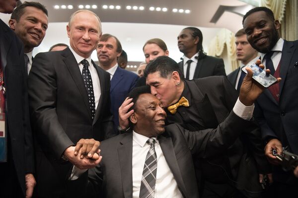 Tổng thống Nga Vladimir Putin, cựu cầu thủ bóng đá Brazil Pele và cựu cầu thủ người Argentina Diego Maradona - Sputnik Việt Nam