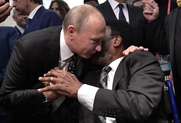 Tổng thống Nga Vladimir Putin và cựu cầu thủ bóng đá Brazil Pele - Sputnik Việt Nam