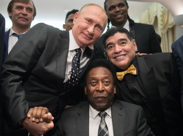 Tổng thống Nga Vladimir Putin, cựu cầu thủ bóng đá Brazil Pele và cựu cầu thủ người Argentina Diego Maradona - Sputnik Việt Nam