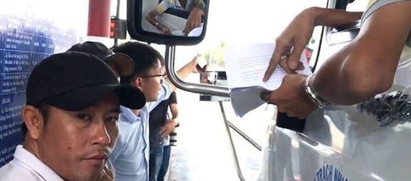 Kẻ lạ mặt xuất hiện tại trạm BOT Cai Lậy vào ngày 2/12. - Sputnik Việt Nam