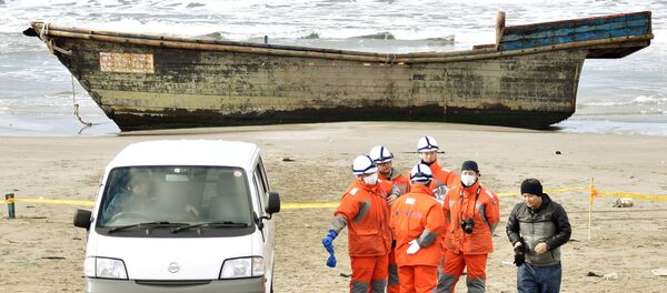 Một chiếc thuyền dài bằng gỗ đã được cứu ở bờ biển Hokkaido - Sputnik Việt Nam