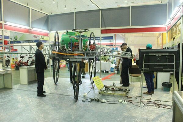 Máy phun thuốc trừ sâu do Hát sáng chế có độ sải cánh 20m, thay thế cho khoảng 50 lao động thủ công. - Sputnik Việt Nam