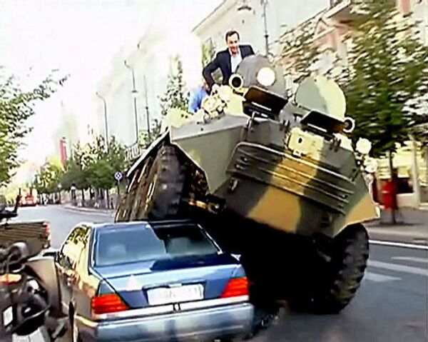 Thị trưởng Vilnius trên xe bọc thép cán bẹp xe đỗ sai làn đường - Sputnik Việt Nam