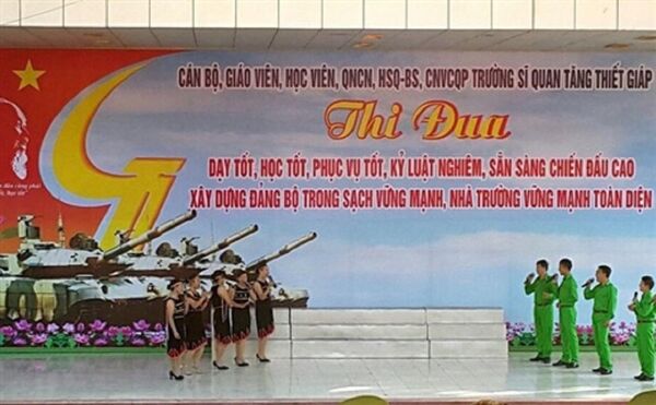 Hình ảnh xe tăng chiến đấu chủ lực T-90MS xuất hiện trong một buổi lễ của Trường sĩ quan Tăng - Thiết giáp. Hình ảnh xe tăng chiến đấu chủ lực T-90MS xuất hiện trong một buổi lễ của Trường sĩ quan Tăng - Thiết giáp. - Sputnik Việt Nam