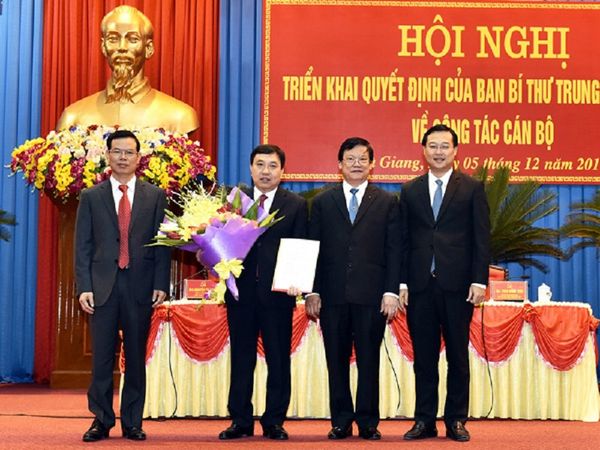 Phó ban Tổ chức Trung ương Hà Ban và Bí thư Tỉnh uỷ Hà Giang Triệu Tài Vinh; Bí Thư thứ Nhất Trung ương Đoàn TNCS Hồ Chí Minh trao Quyết định  và chúc mừng đồng chí Nguyễn Mạnh Dũng. - Sputnik Việt Nam