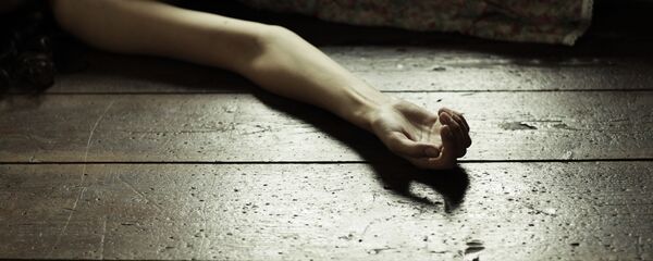 Женщина, лежащая на полу - Sputnik Việt Nam