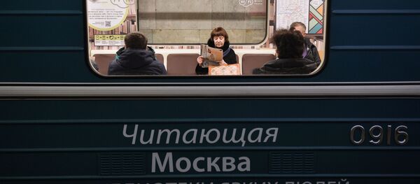 cư dân Moskva đọc sách trong metro - Sputnik Việt Nam