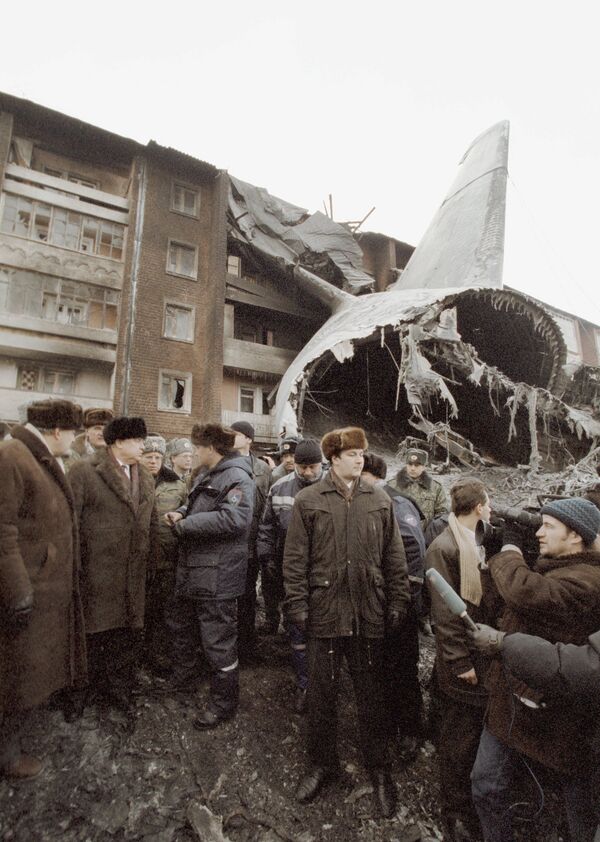 Thủ tướng Nga Viktor Chernomyrdin ( người thứ 2 bên trái) tại hiện trường tai nạn máy bay AN- 124 Ruslan rơi ở Irkutsk. Năm 1997 - Sputnik Việt Nam