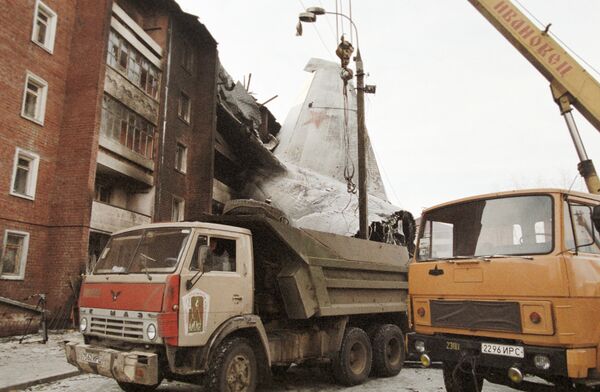Nhân viên cứu hộ đang làm việc tại hiện trường xảy ra tai nạn máy bay vận tải quân sự AN- 124 Ruslan. Năm 1997 - Sputnik Việt Nam