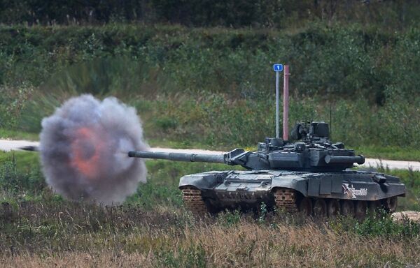 Xe tăng T-90 khai hỏa trong một bài tập demo tại Thao trường Alabino Xe tăng T-90 khai hỏa trong một bài tập demo tại Thao trường Alabino - Sputnik Việt Nam