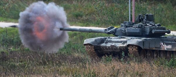 Xe tăng T-90 khai hỏa trong một bài tập demo tại Thao trường Alabino Xe tăng T-90 khai hỏa trong một bài tập demo tại Thao trường Alabino - Sputnik Việt Nam