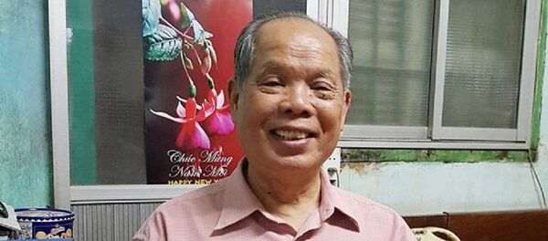 Ông Bùi Hiền trong phòng làm việc giản dị ở một chung cư cũ thuộc Quận Thanh Xuân. - Sputnik Việt Nam