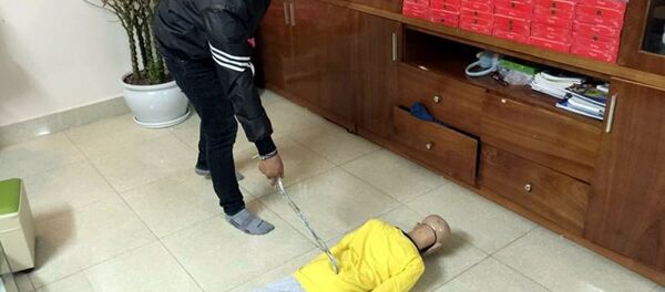 Ông bố thực nghiệm lại hiện trường. Ông bố thực nghiệm lại hiện trường. - Sputnik Việt Nam