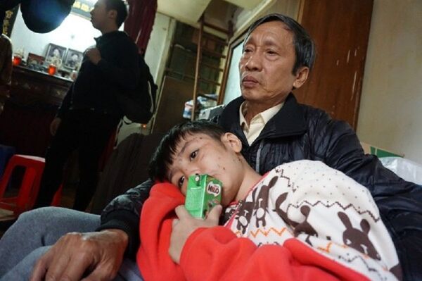 Cậu bé cho biết, hai năm nay mới biết mùi vị bát phở và được uống sữa. Cậu bé cho biết, hai năm nay mới biết mùi vị bát phở và được uống sữa. - Sputnik Việt Nam