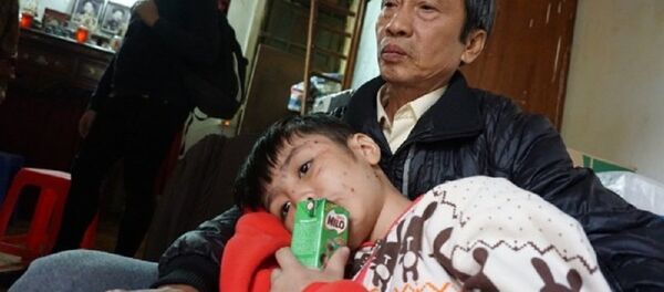 Cậu bé cho biết, hai năm nay mới biết mùi vị bát phở và được uống sữa. - Sputnik Việt Nam