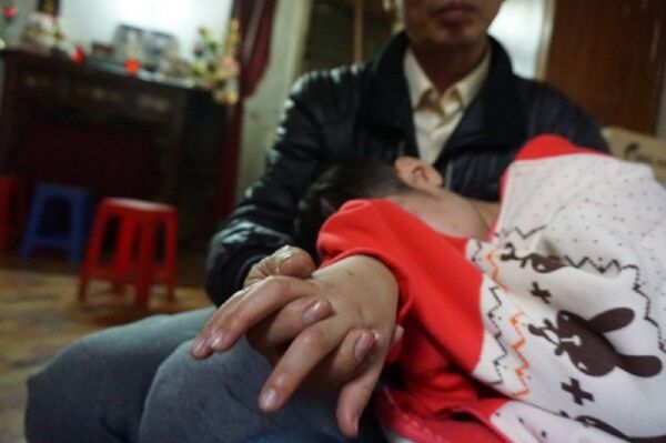 Cậu bé bày tỏ mong ước sớm được đi học. Cậu bé bày tỏ mong ước sớm được đi học. - Sputnik Việt Nam