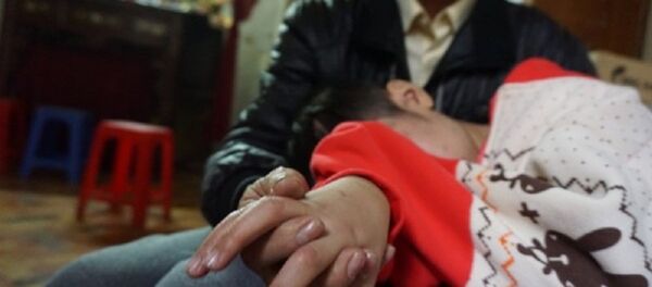 Cậu bé bày tỏ mong ước sớm được đi học. - Sputnik Việt Nam