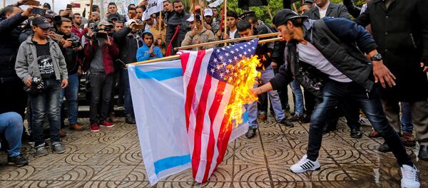 Cuộc biểu tình tại Gaza: Người Palestine đốt lá cờ Hoa Kỳ và Israel - Sputnik Việt Nam
