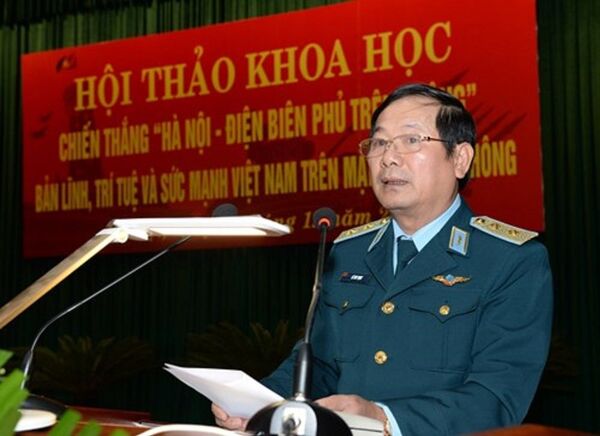 Trung tướng Lê Huy Vịnh trình bày đề dẫn hội thảo. - Sputnik Việt Nam